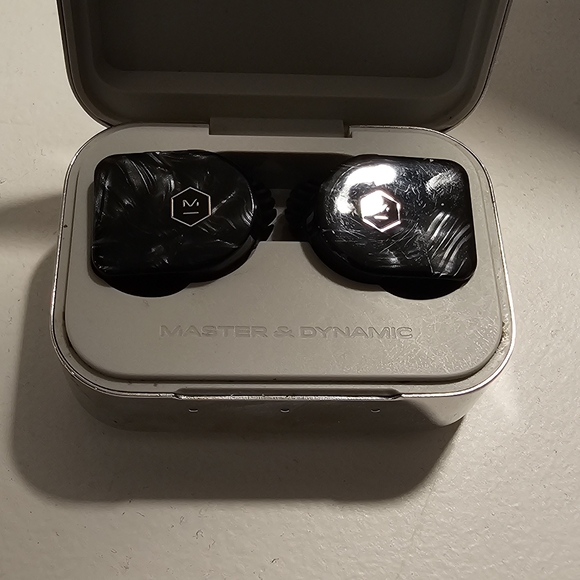 Master & Dynamic MW07 plus earbuds - Picture 4 of 9